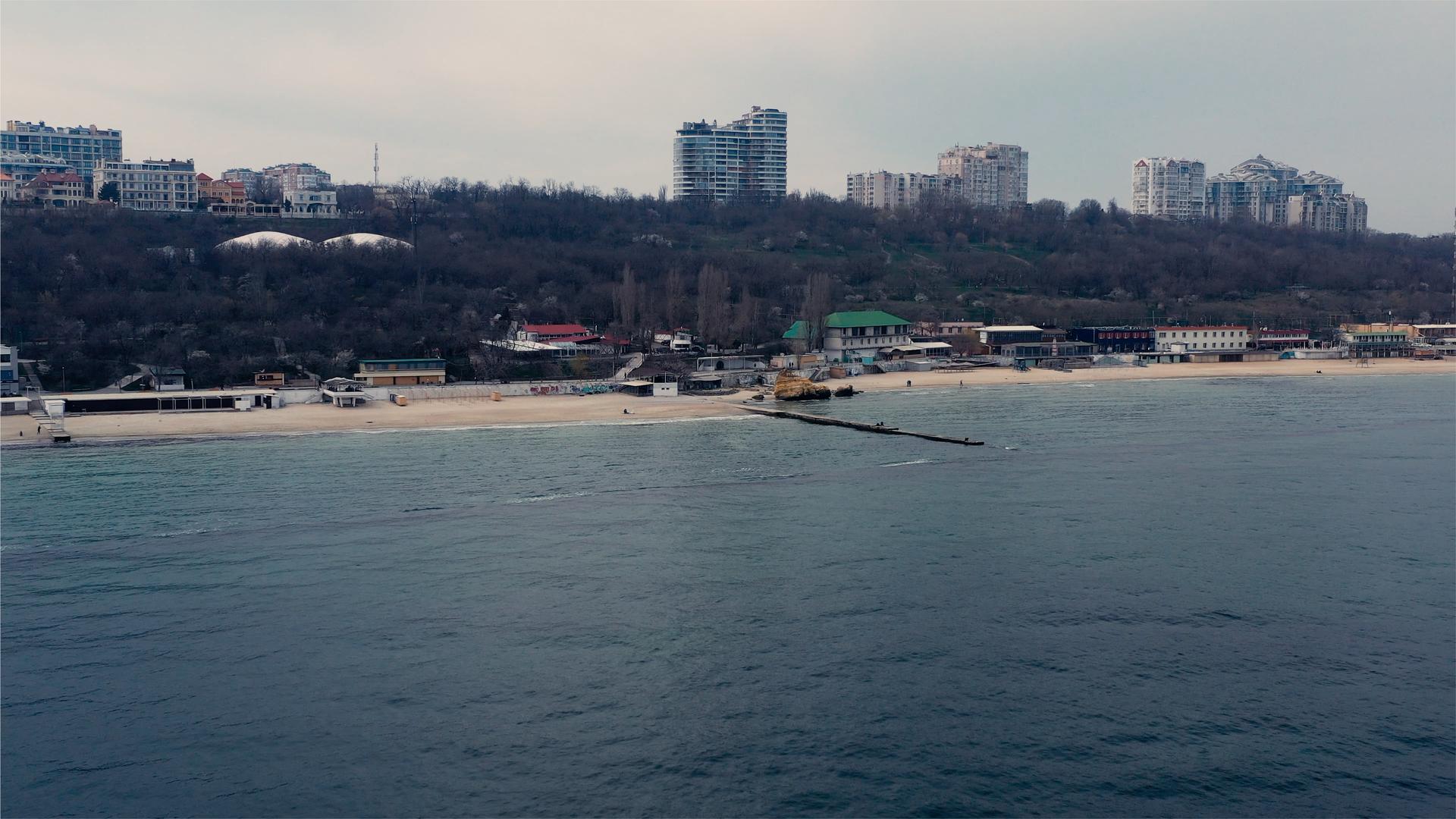 初春的敖德萨海滩视频的预览图