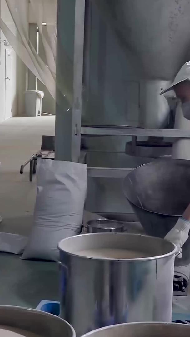 高清工人操作机械搬运魔芋粉视频的预览图
