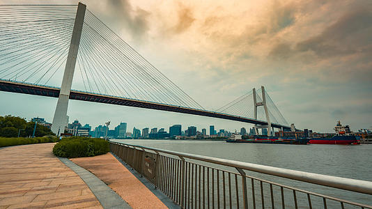 8K上海南浦大桥大范围移动延时视频的预览图