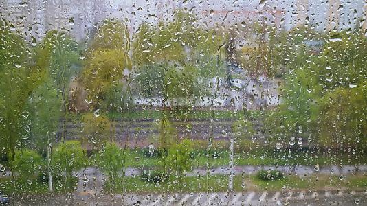 梅雨季实拍8k阴天天气窗户玻璃水珠视频的预览图