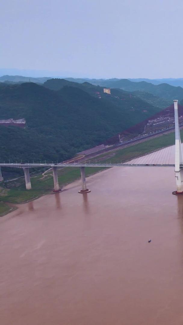 重庆丰都长江大桥船流车流视频的预览图