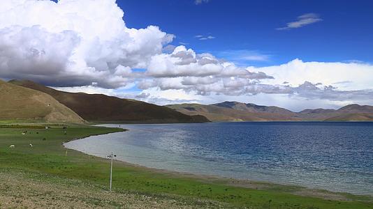 西藏大气磅礴的高原湖光山色延时视频视频的预览图