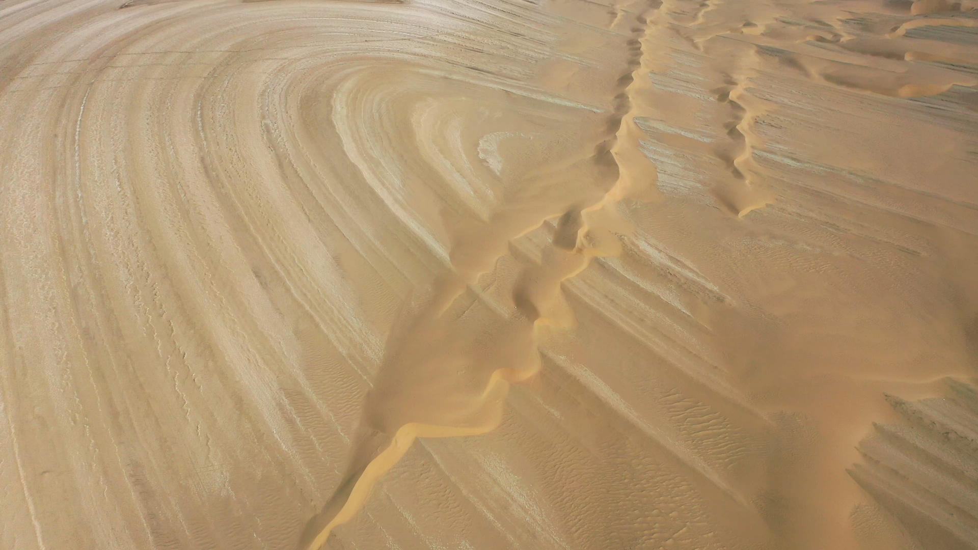 4k青海柴达木盆地网红戈壁荒漠地貌视频的预览图