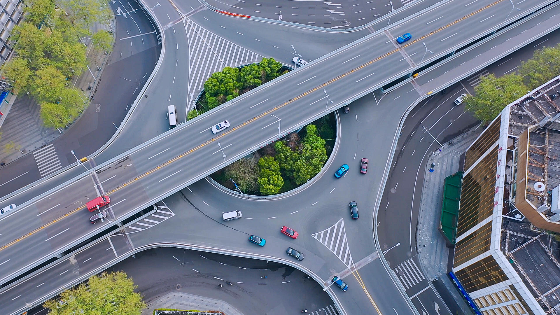 航拍城市三层立体交通道路十字路口车流视频的预览图
