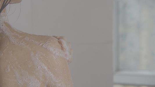 女性沐浴洗澡搓洗沐浴露视频的预览图