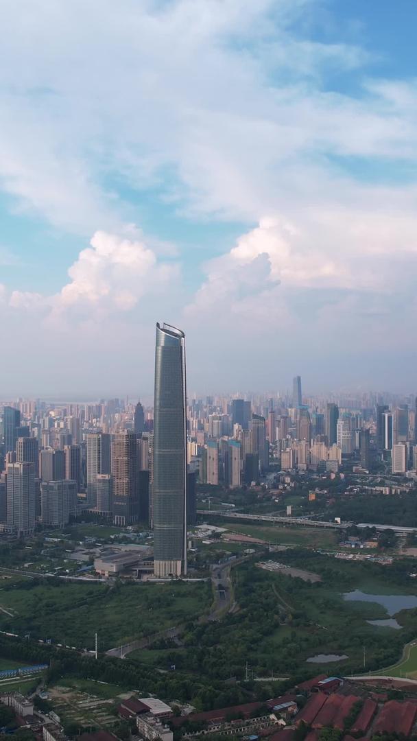 航拍城市夏天蓝天白云晴天天空地标天际线商务建筑材料材料视频的预览图