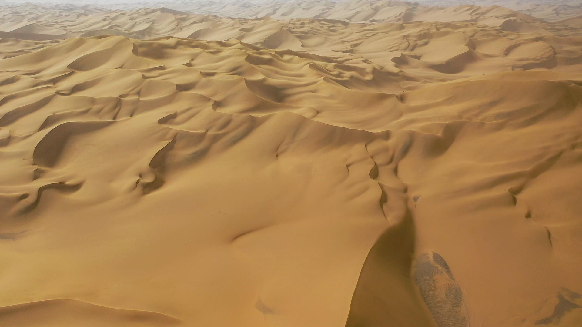 4k新疆库木塔格沙漠视频的预览图