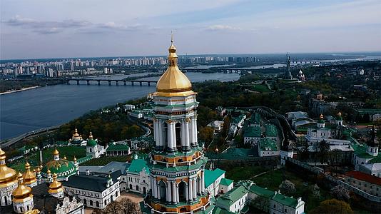 通过基辅东正教会塔楼鸟瞰全市视频的预览图