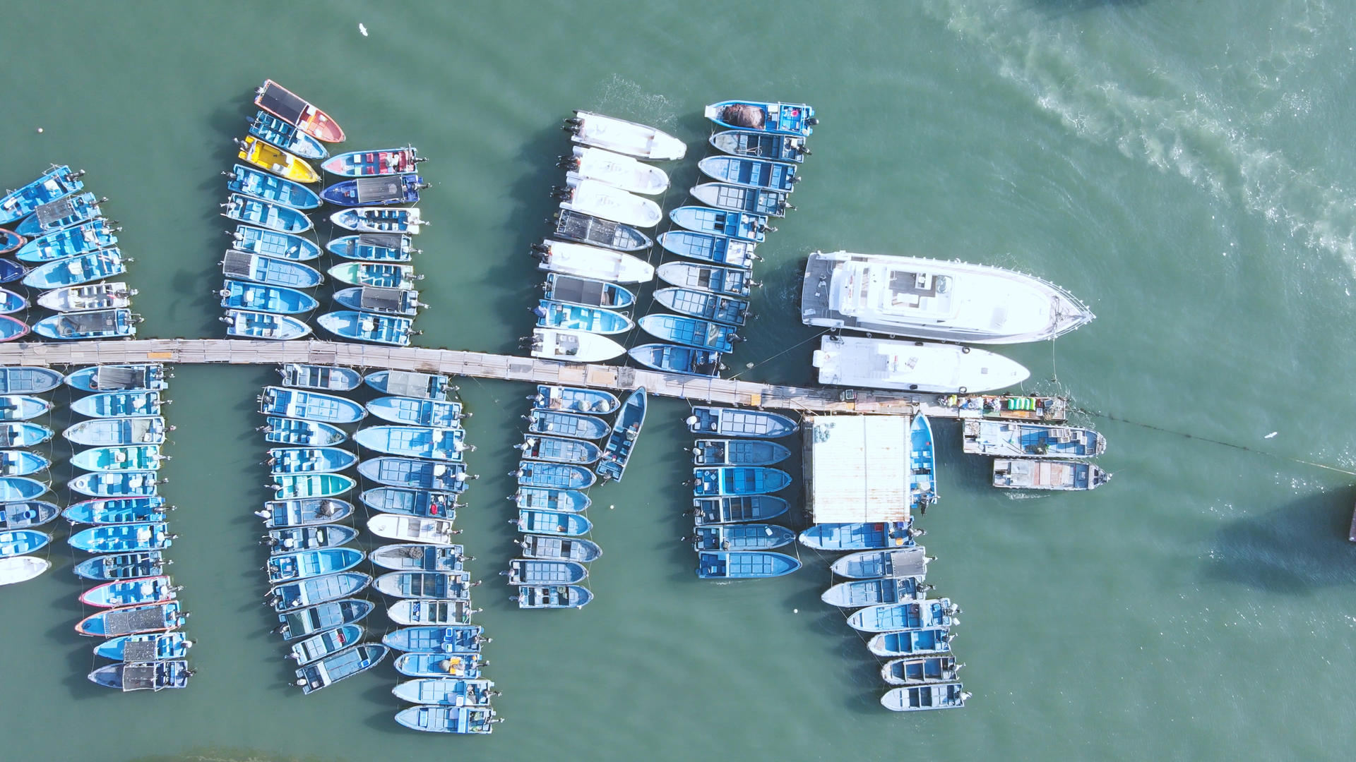 航拍广东惠州海边码头渔村渔船4k海景素材视频的预览图
