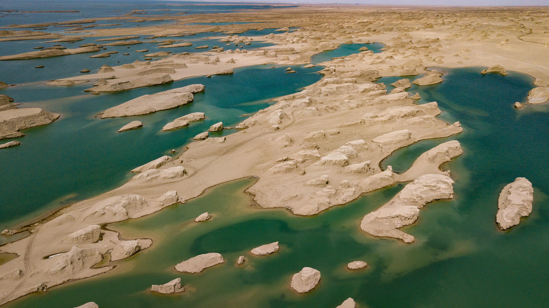 水上雅丹乌素特国家地质公园4k航拍视频视频的预览图