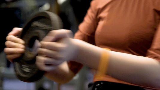 女孩健身训练力量运动视频的预览图