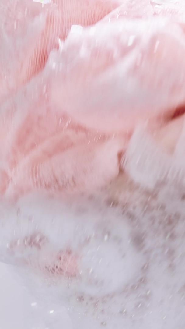 用浴花搓泡沫视频的预览图