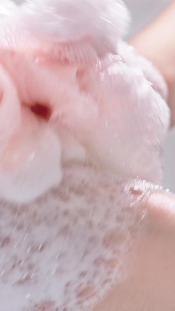 用浴花搓泡沫视频的预览图