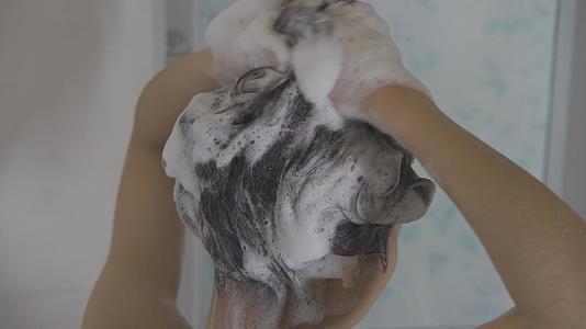 女生洗头淋浴视频的预览图