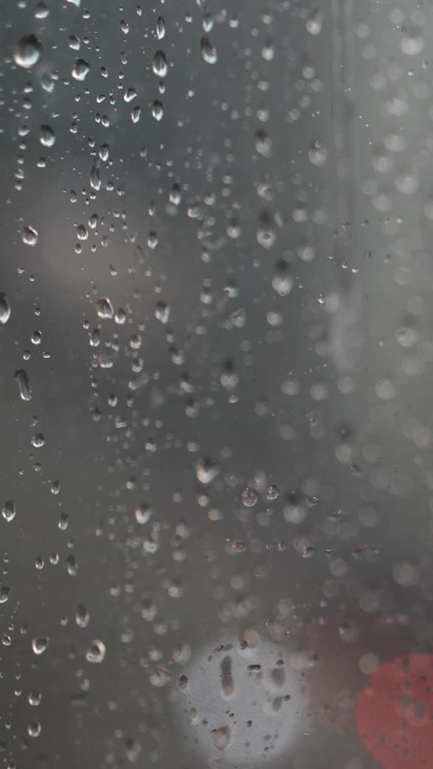 移焦雨滴穿过玻璃视频的预览图