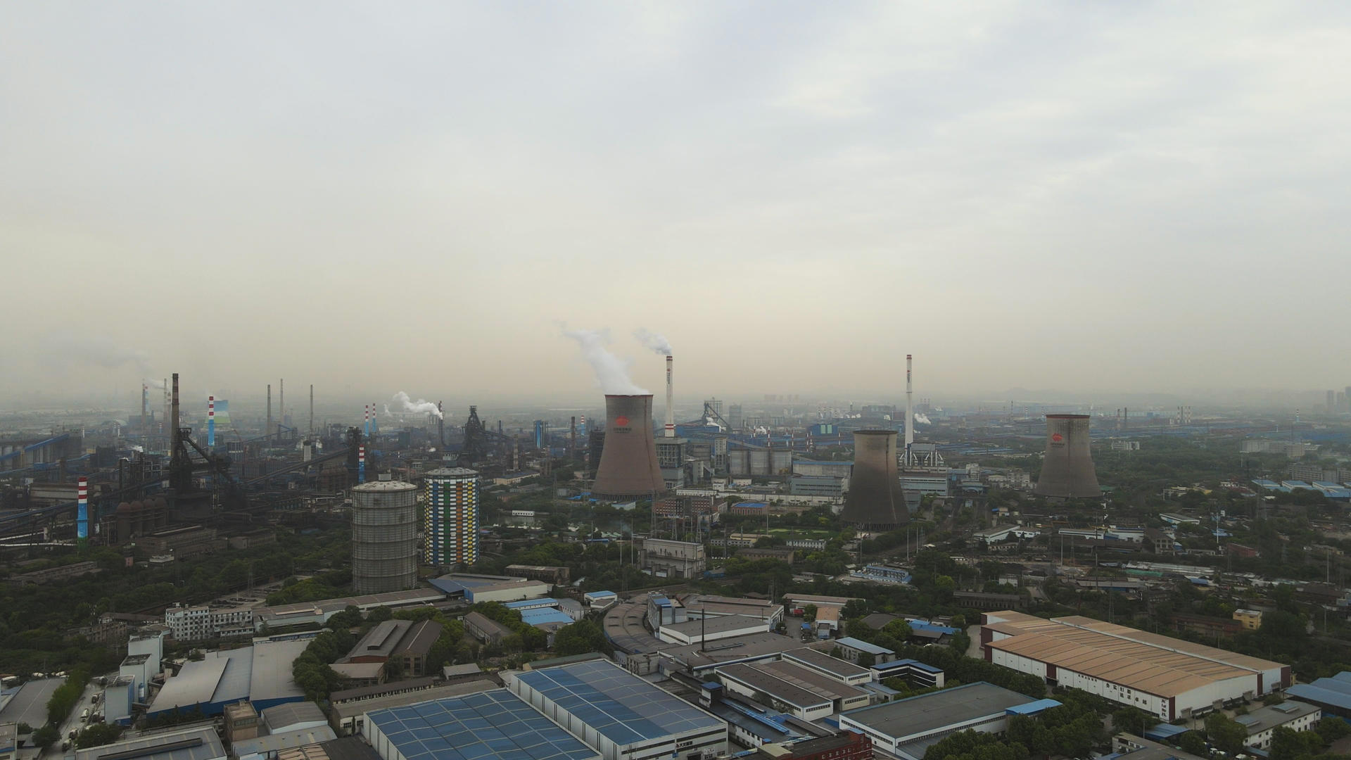航拍城市郊区化工产业园焚烧炉烟囱能源环保生产制造业4k素材视频的预览图