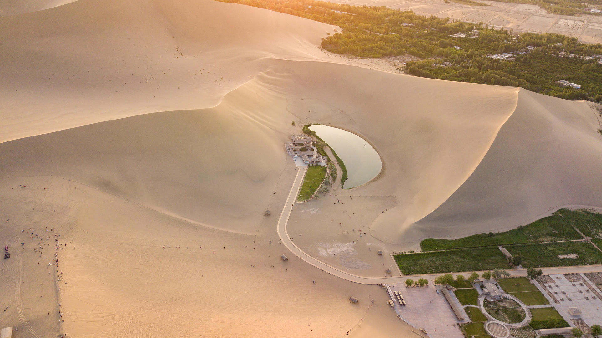 腾格里沙漠鸣沙山月牙泉4k航拍视频视频的预览图