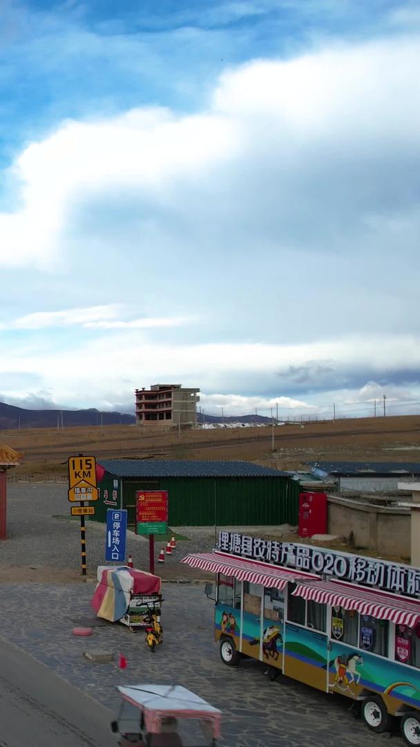 世界最高城市四川甘孜藏族自治州理塘东城门视频视频的预览图