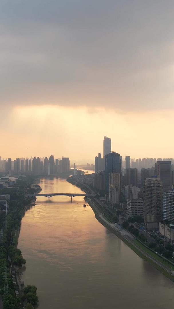 航拍城市夕阳夕阳天空自然天气江景天际线素材视频的预览图