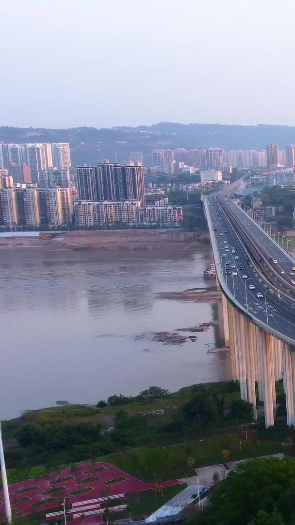 航拍经济区轨道和汽车供应桥梁视频的预览图