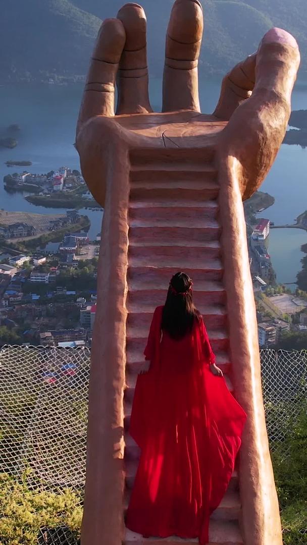 湖北4A级旅游景区仙岛湖网红打卡地红裙少女背影素材视频的预览图