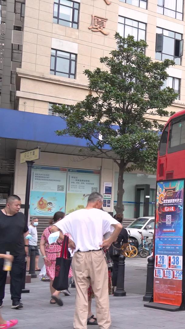 城市旅游公共交通客运巴士道路街景人群素材视频的预览图