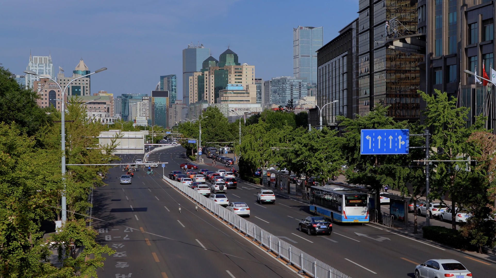 4K延时北京朝阳门外大街交通CBD视频的预览图