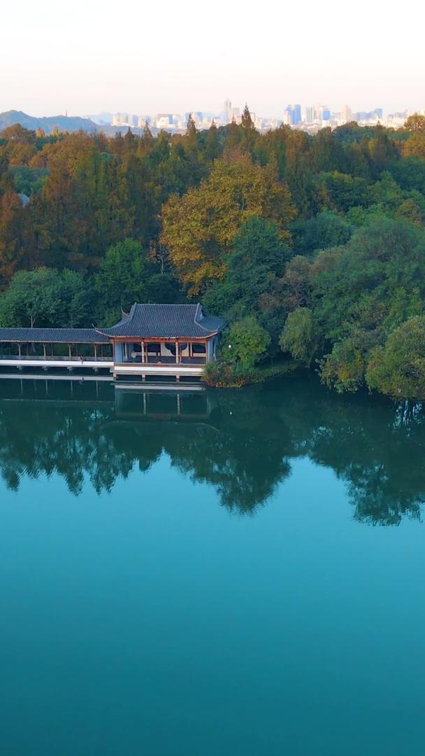 航拍夕阳俯瞰杭州西湖视频的预览图