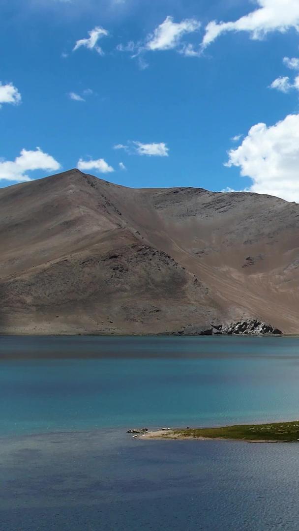 拍摄5A帕米尔旅游景点高原湖泊和雪山山峰视频视频的预览图