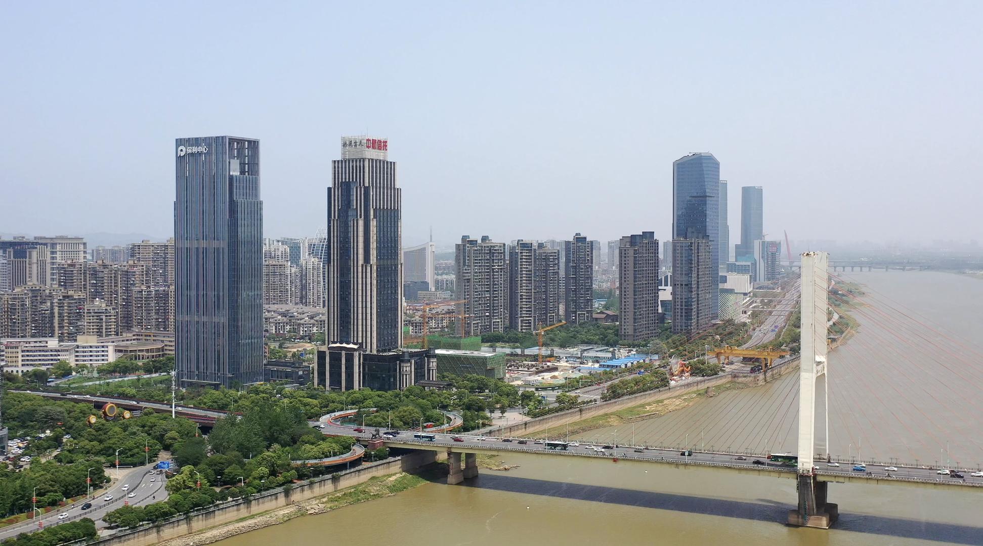 南昌八一大桥航拍4K视频视频的预览图