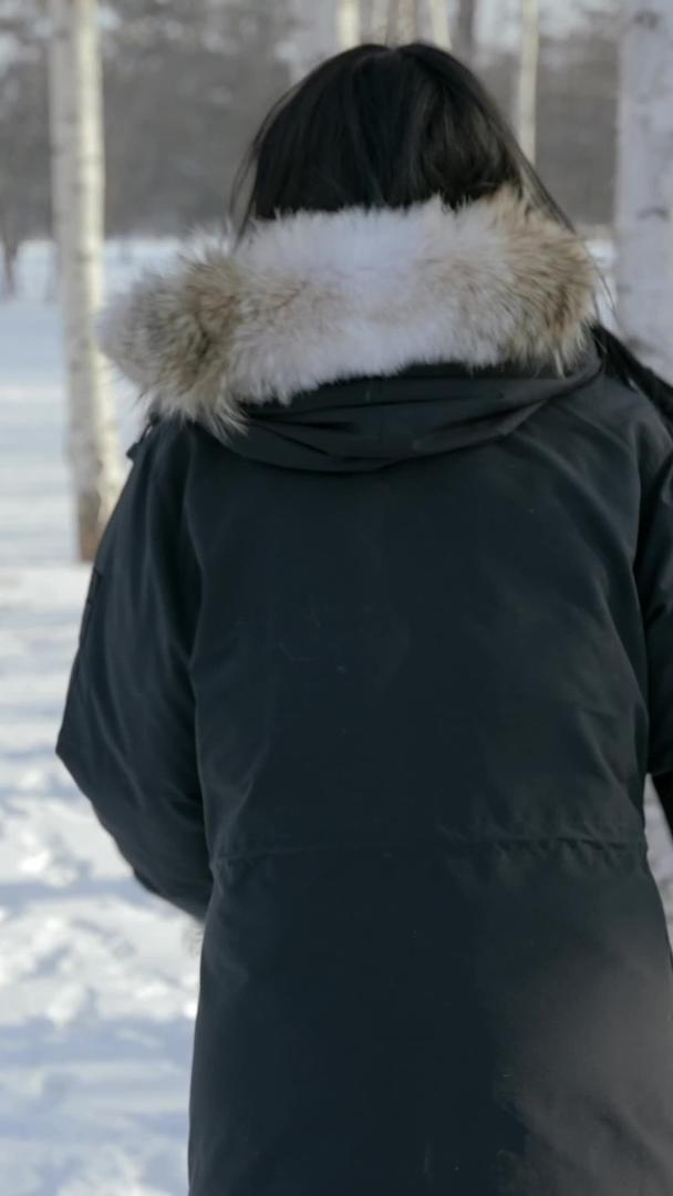 冬日白桦林美女自由奔跑背影视频的预览图