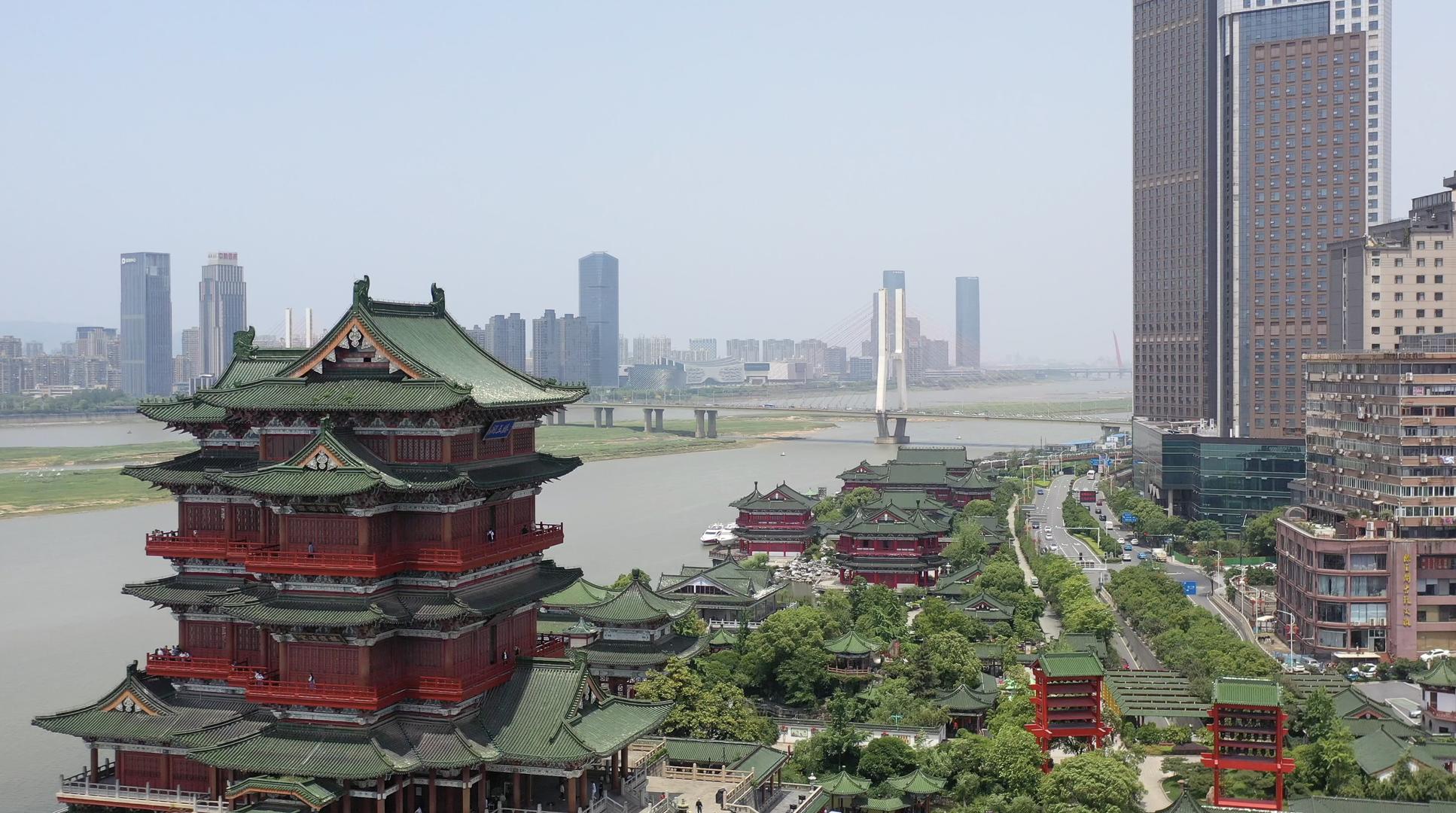 南昌滕王阁古建筑及南昌城市风光视频的预览图