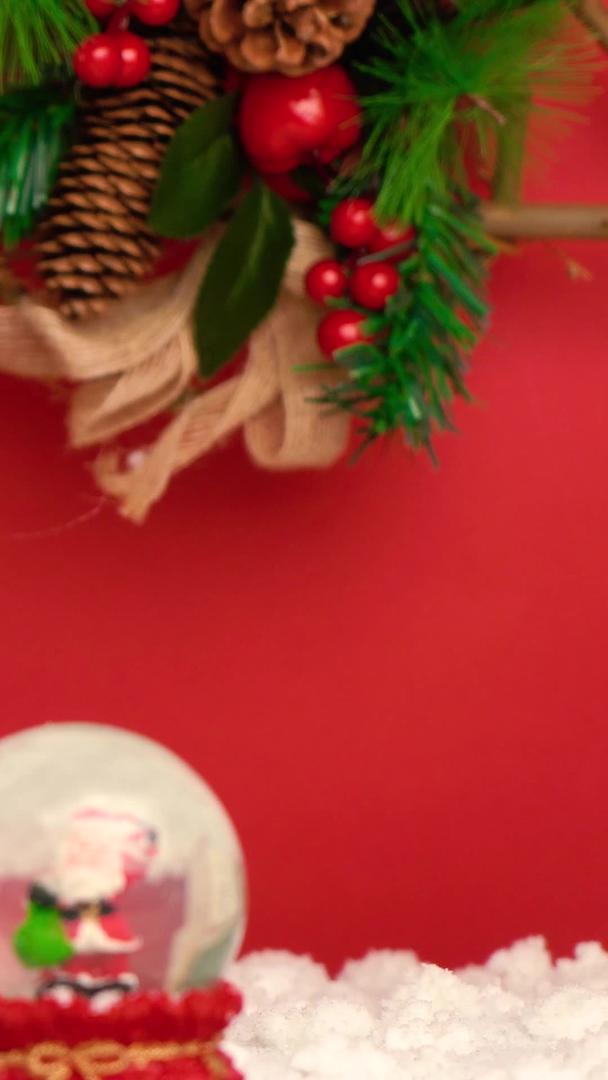 圣诞小屋红色背景视频的预览图