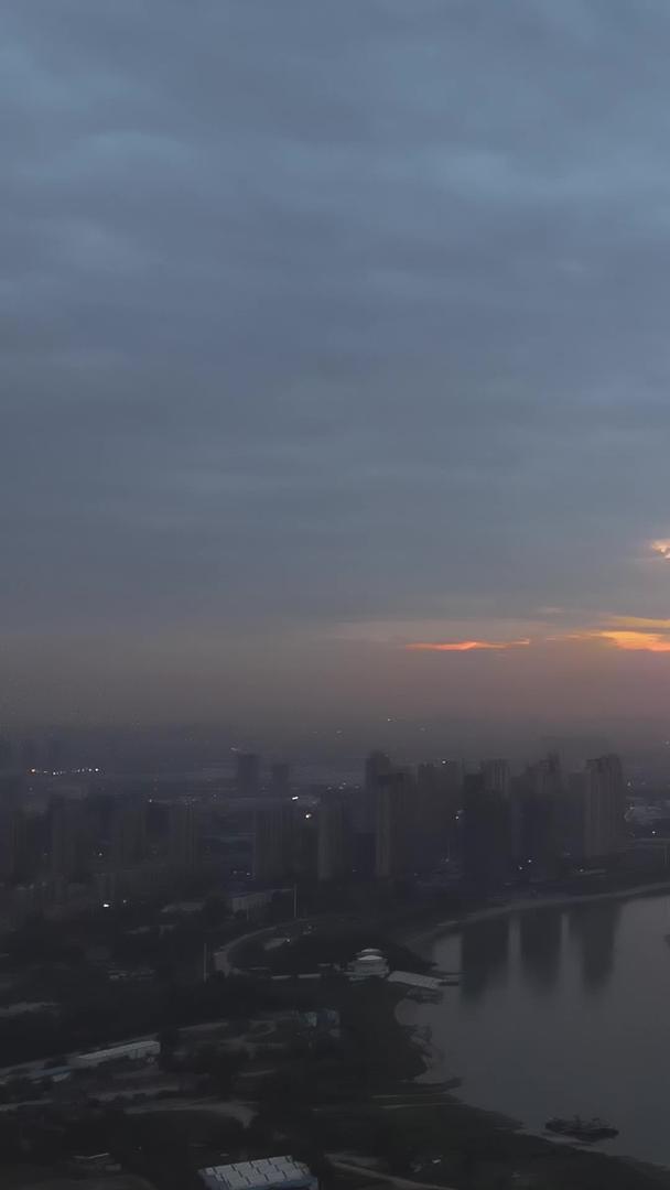 航拍城市风光夕阳天空蜿蜒的汉江城市夜景素材视频的预览图