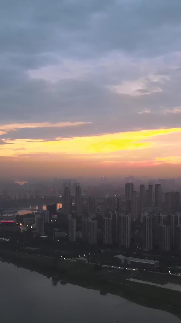 航拍城市风光夕阳天空蜿蜒的汉江城市夜景素材视频的预览图