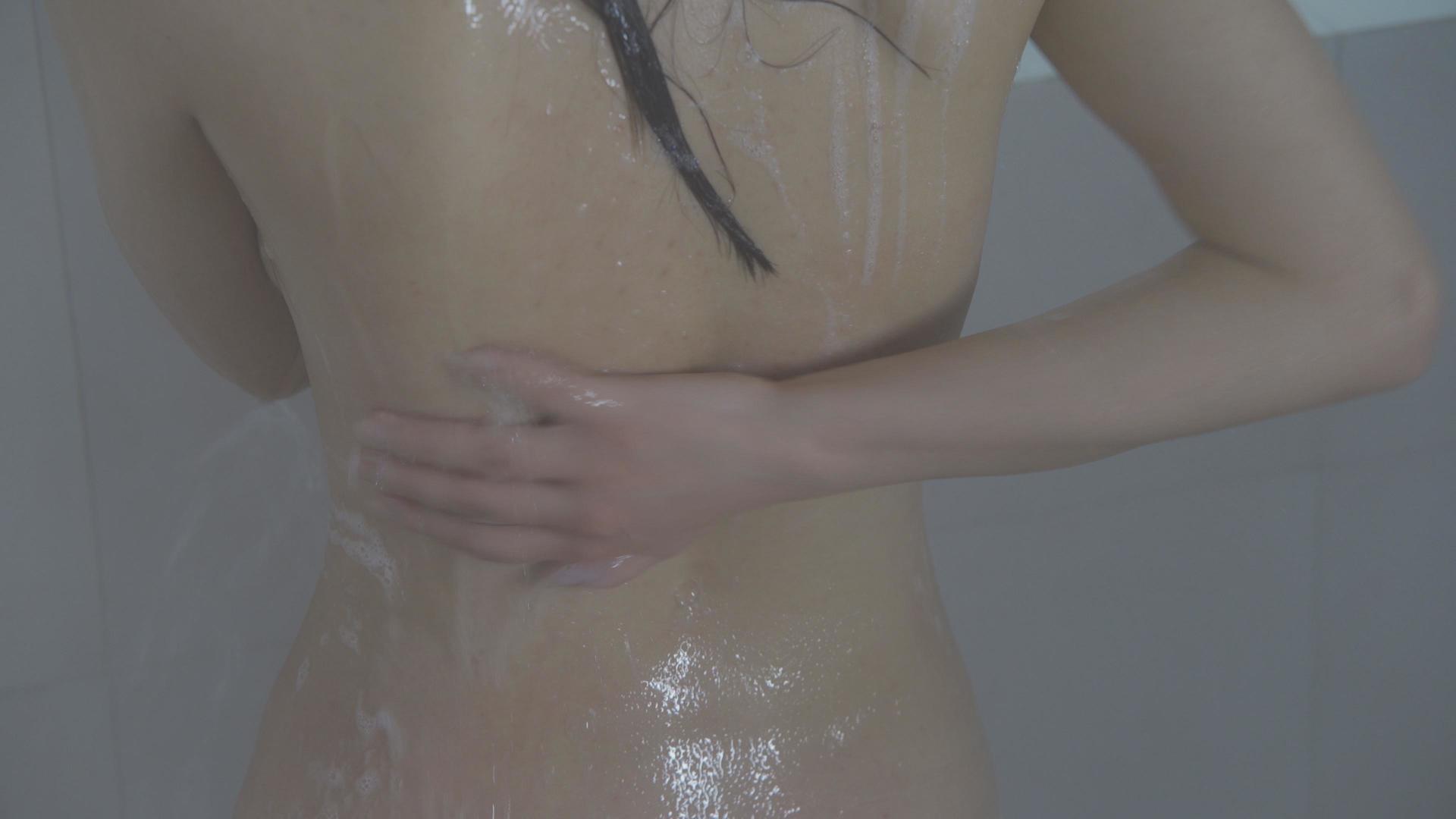 美女搓背洗澡沐浴露广告片空境素材视频的预览图