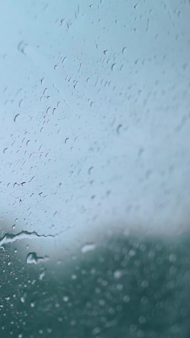 梅雨天气汽车玻璃上划过的水珠光斑视频的预览图