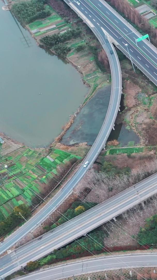 航拍上海绕城高速入口立交桥视频的预览图