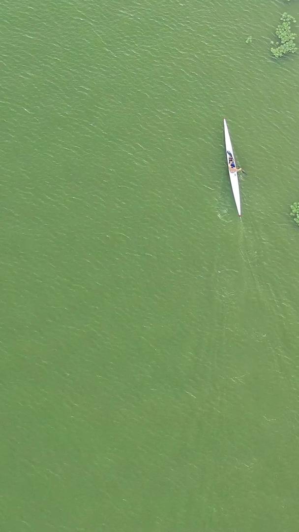 跟随湖边皮划艇训练的运动员视频的预览图