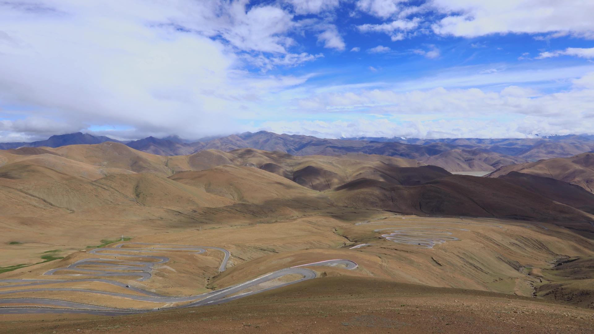 西藏阿里南线通往珠峰大本营的盘山公路延时视频视频的预览图