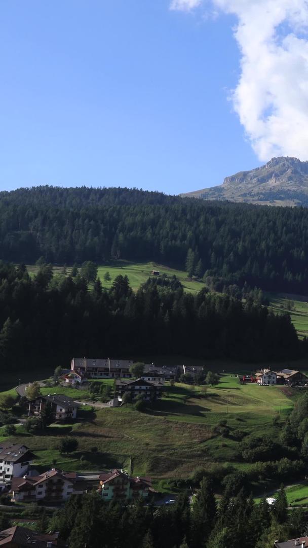 延时视频是欧洲意大利阿尔卑斯山区的自然风光视频的预览图