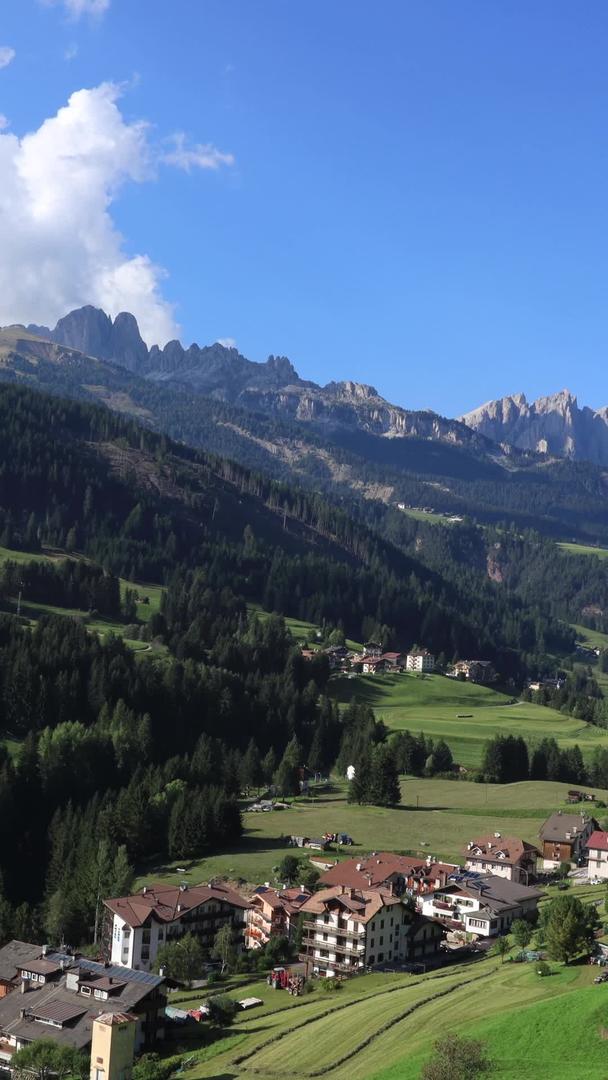 延时视频是欧洲意大利阿尔卑斯山区的自然风光视频的预览图