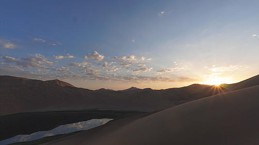 延迟摄影内蒙古阿拉善巴丹吉林沙漠湖景日出4k素材视频的预览图