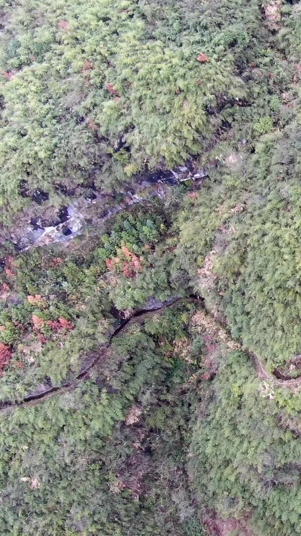 航空拍摄悬崖上的水渠视频的预览图