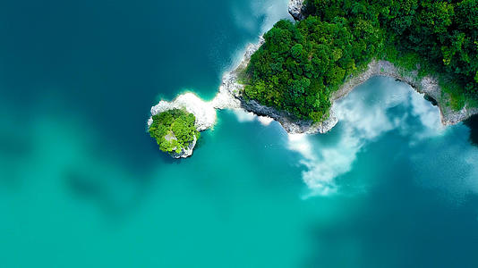 水中央的仙境小岛4k航拍视频的预览图