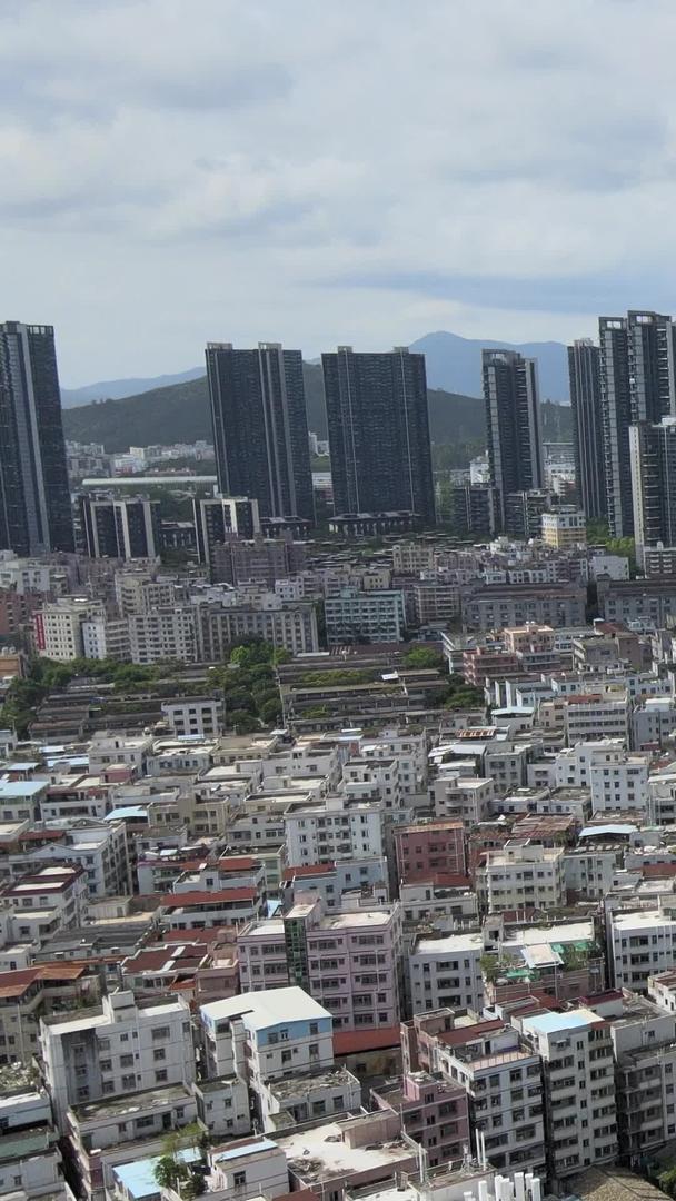 与繁华都市建筑相比高清航拍深圳白石一坊城中村视频的预览图