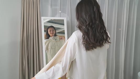 4K女性卧室全身镜前试衣服视频的预览图