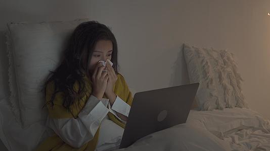 4K女性感冒在床上熬夜办公视频的预览图