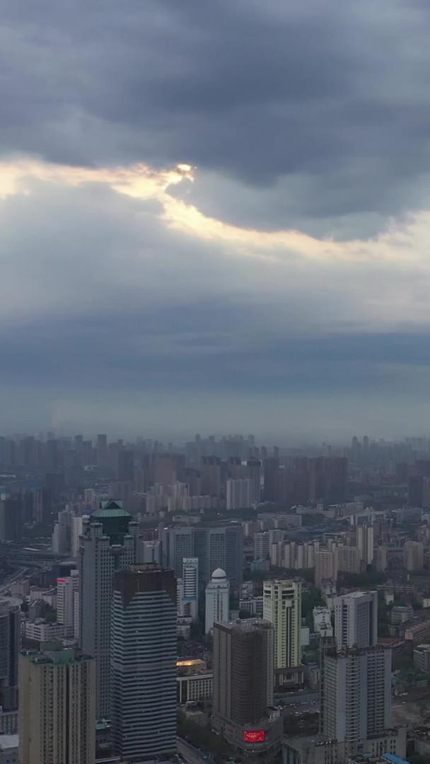 武汉地标最高建筑金融商务区世贸中心写字楼视频的预览图