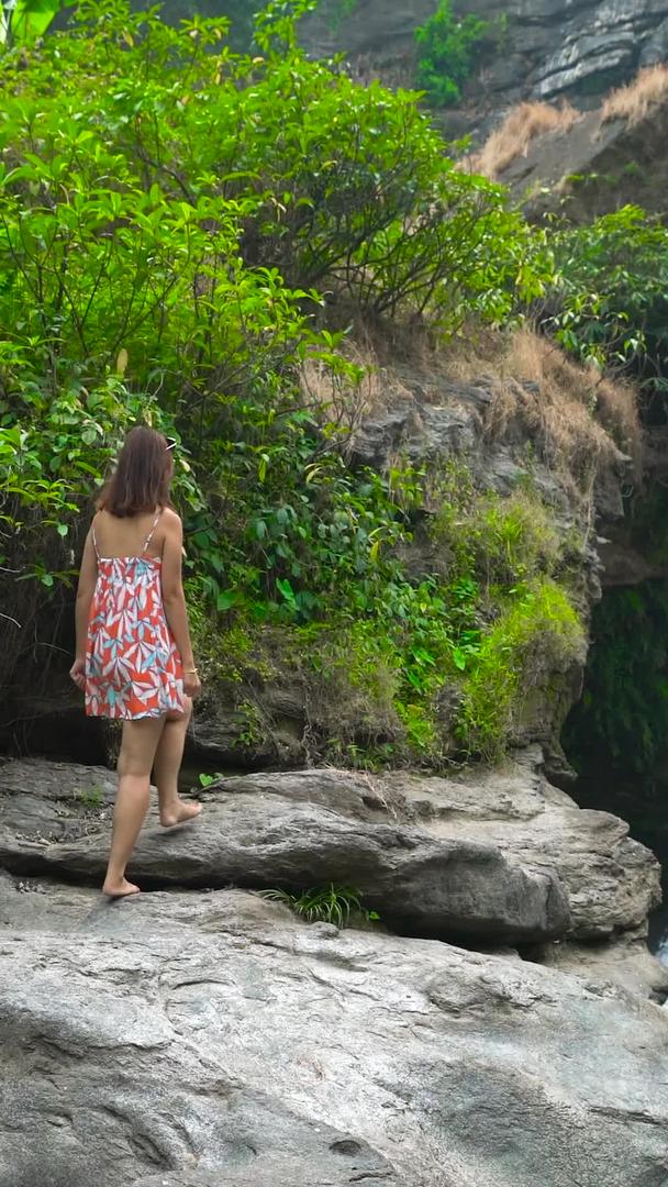 泰国瀑布下的长裙少女行走实拍视频的预览图